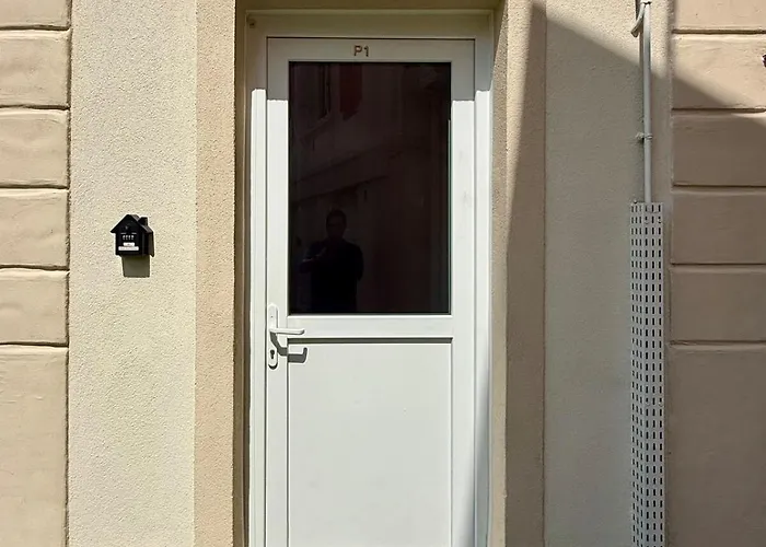 P01 Grand Proche Gare Cinema Jacuzzi Rdc Sur Cour Privative *