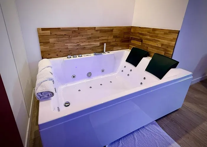 P01 Grand Proche Gare Cinema Jacuzzi Rdc Sur Cour Privative דירה *